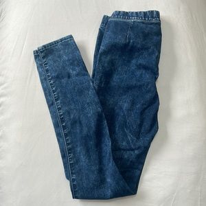 Abercrombie & Fitch denim straight legged jeans. Elastic waste size small.